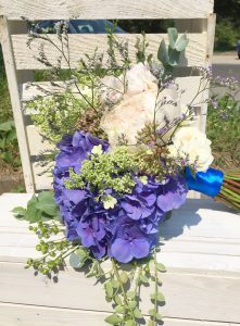 bukiet druhny kwiaty panny mlodej niebieski slub piwonie hortensje slub w sierpniu dzikie kwiaty krakow